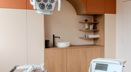 Aménagement sur mesure pour un cabinet dentaire moderne et lumineux - Artisan menuisier