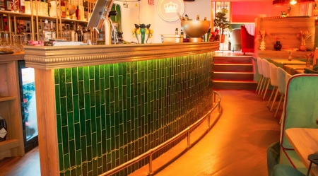 Sublimer l’ambiance chaleureuse du bar Le Louma avec un aménagement sur mesure - Artisan menuisier
