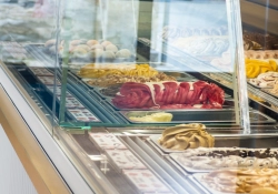 Comptoir en bois sur mesure avec vitrines réfrigérées intégrées pour glacier à Caen