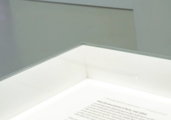 Détail de finition d'une vitrine muséographique réalisée en Normandie