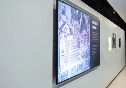 Vue d'ensemble de l'espace Shoah au Mémorial de Caen avec vitrines et murs réalisés sur mesure