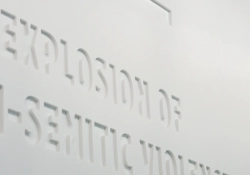 Détail de finition d'une vitrine muséographique réalisée en Normandie