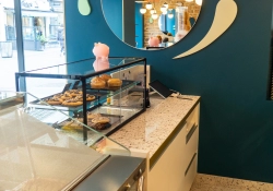 Comptoir en bois sur mesure avec vitrines réfrigérées intégrées pour glacier à Caen
