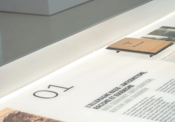 Détail de finition d'une vitrine muséographique réalisée en Normandie