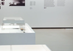 Vitrine en résine blanche conçue pour l'exposition Shoah du Mémorial de Caen