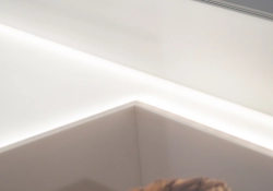 Détail de finition d'une vitrine muséographique réalisée en Normandie