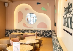 Agencement intérieur du glacier Sacrée Crème à Caen avec banquettes sur mesure et comptoir professionnel