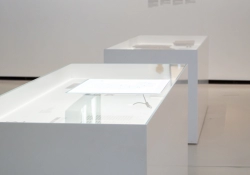 Vitrine en résine blanche conçue pour l'exposition Shoah du Mémorial de Caen
