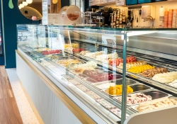Comptoir en bois sur mesure avec vitrines réfrigérées intégrées pour glacier à Caen