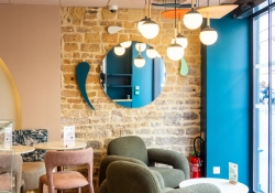 Agencement intérieur du glacier Sacrée Crème à Caen avec banquettes sur mesure et comptoir professionnel